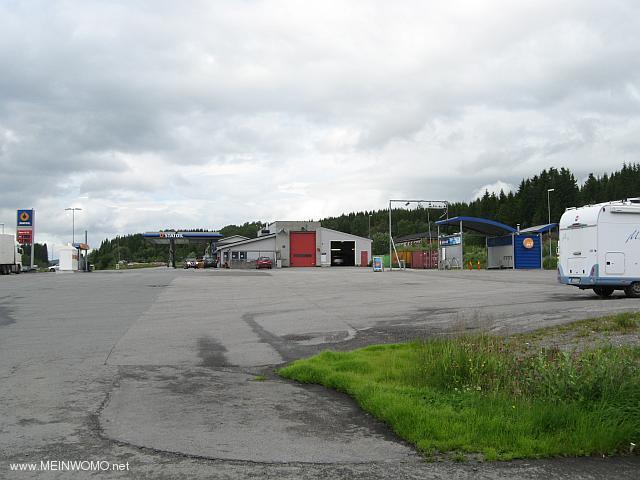 Groer Asphaltplatz rund um die Tankstelle (Juli 2013)