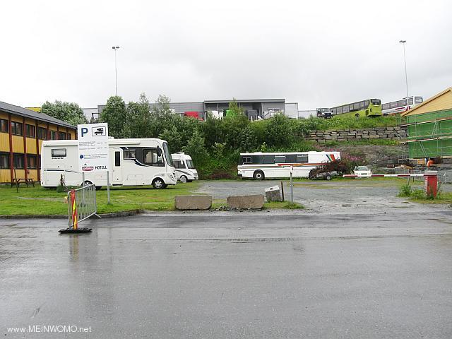  Ingngen till parkeringen med en barrir (juli 2013)