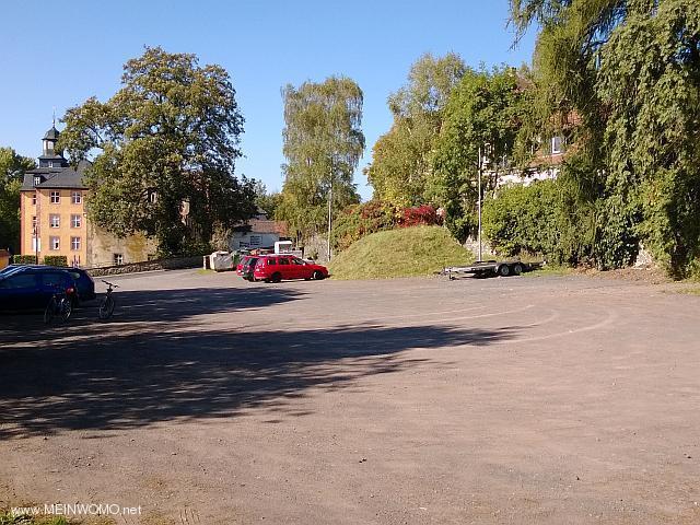 Parkplatz beim Schlo (Okt. 2013)