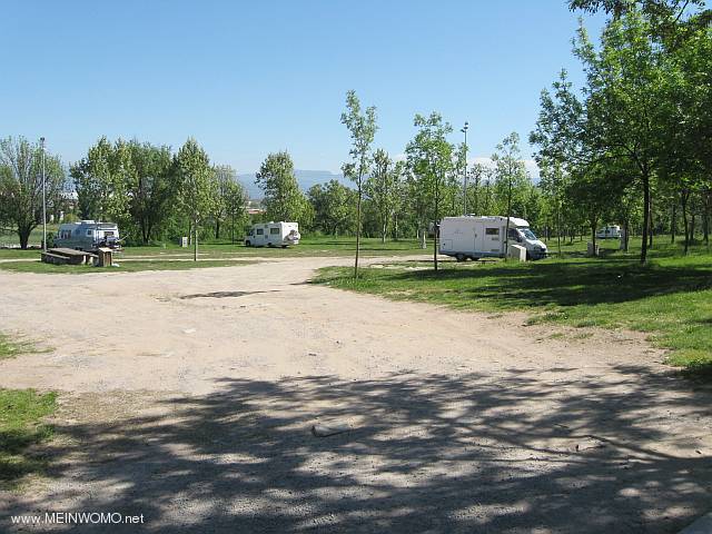  Rymlig parkeringsplats (maj 2014)