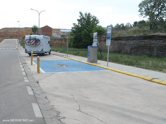  Parcheggio su asfalto o erbacce (Maggio 2014)