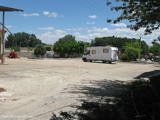  Parcheggio dietro gli edifici nascosti (giugno 2014)