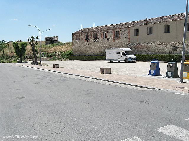 Hier ist auch der Busparkplatz (Juni 2014)
