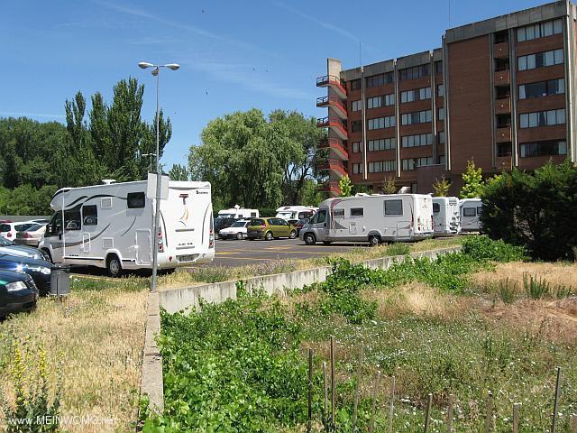 Reservierte Wohnmobil-Pltze auf zwei Seiten des Parkplatzes (Juni 2014)