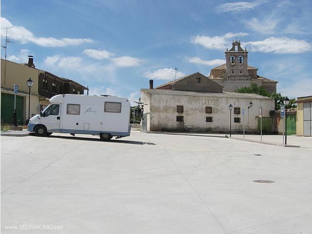  Parcheggio angolato spazio vicino alla chiesetta (giugno 2014)