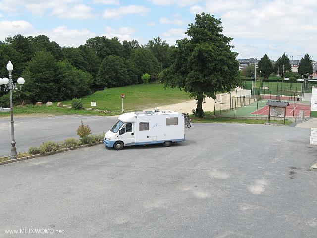  Parkeerplaats naast de sporthal (juni 2014)