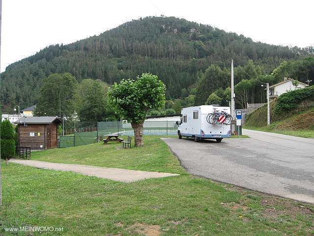 Kleiner Picknick-Bereich zwischen Stellplatz und Fluss (Juli 2014)