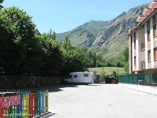  Parkeringsplats bakom hotellet (juli 2014)