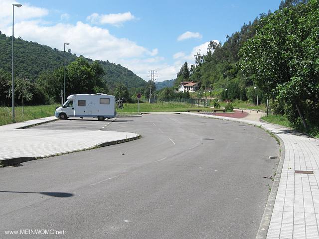  Parkeerplaats bij het begin van een fietspad (juli 2014)