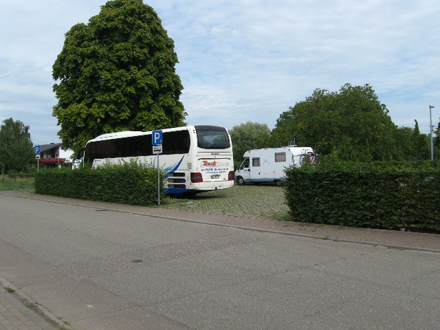 Busparkplatz in Bahlingen, direkt neben den Eisenbahngleisen (Aug. 2015, gg-wanderer)