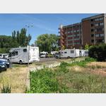 Reservierte Wohnmobil-Pltze auf zwei Seiten des Parkplatzes (Juni 2014)