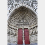 mehr als 3600 Figuren an der Fassade der Kathedrale Notre Dame