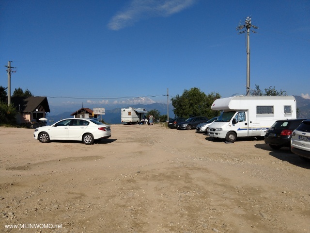 Der Parkplatz tagsber mit Blick nach Westen. Im Hintergrund die Ostwand des Monte Rosa sowie ein Te ...