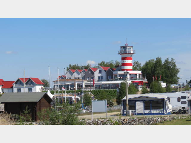 links Holzhtte der Hafenmeisterei des Wassersportvereins am Leuchtturm 