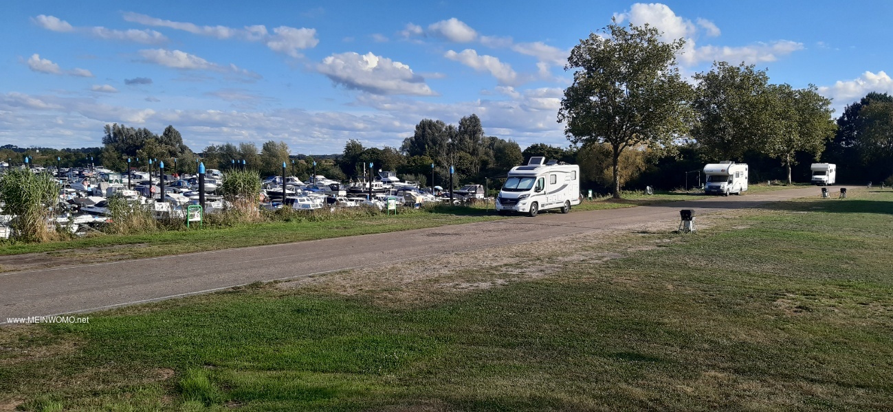 Parkeerplaats met jachthaven @