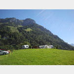 Blick zum Stellplatz von der Zufahrtsstrasse aus gesehen, Rti 4, 6443 Morschach, Schweiz