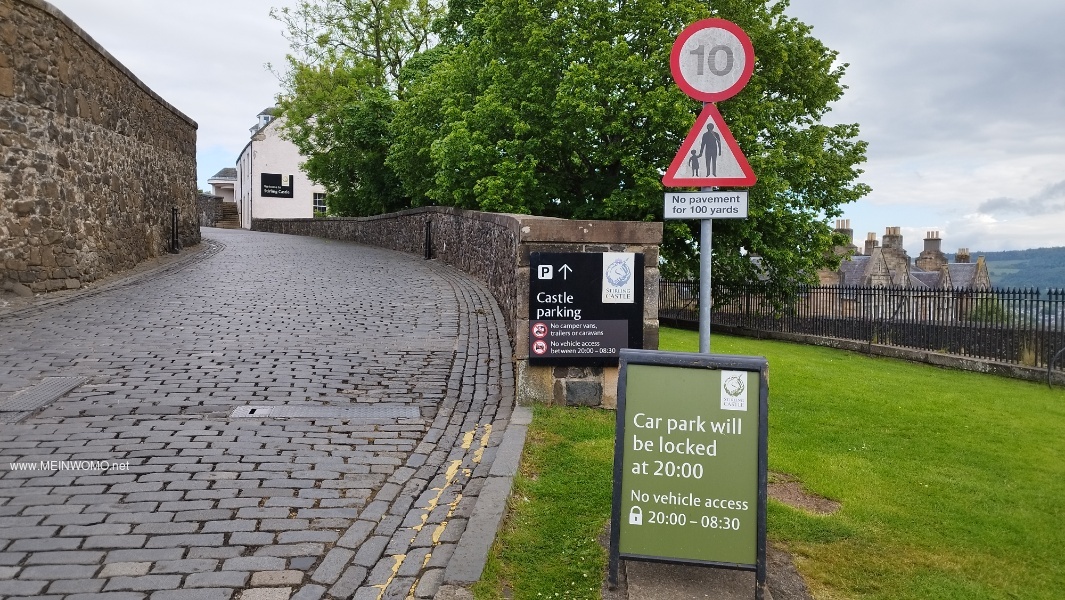    Uppfart till Stirling Castle parkering med tydlig ingen skylt.     