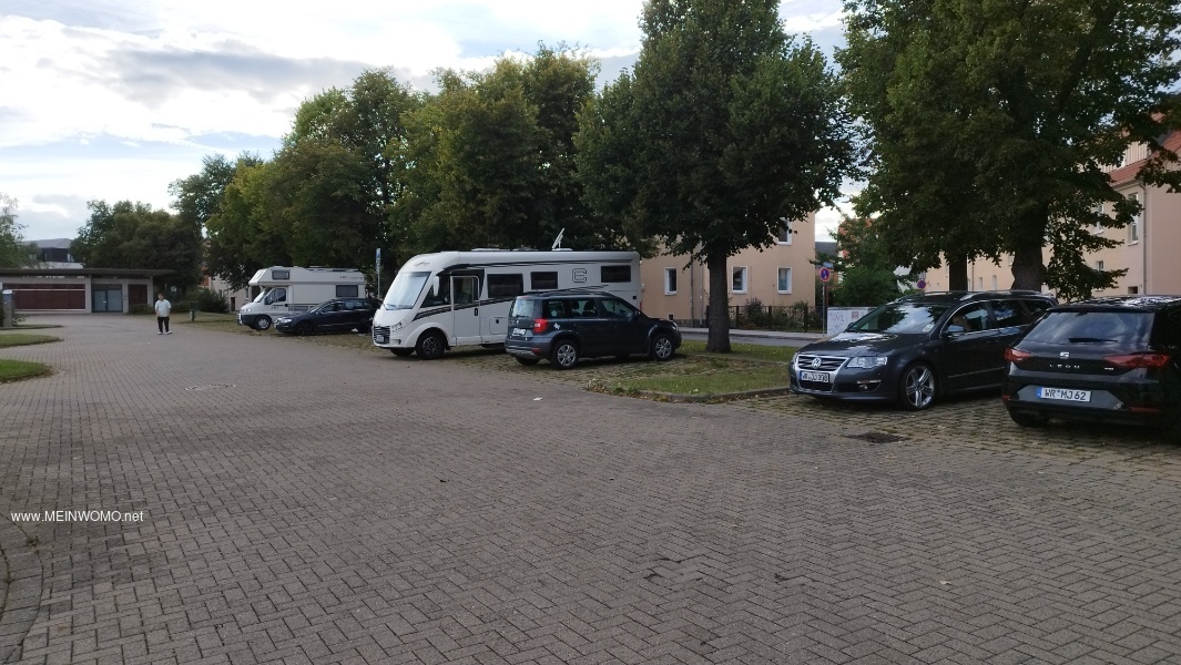 Gemarkeerde parkeerplaatsen voor stacaravans aan de Anger.