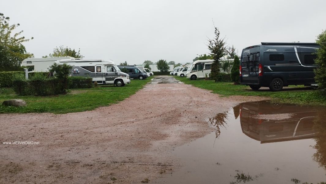 Parcheggio del Caravan Park Dresden sotto la pioggia