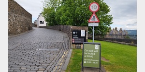 Zufahrt zum Parkplatz von Stirling Castle mit eindeutigem Verbotsschild.
