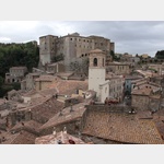 Sorano, Blick von Aussichtspunkt in dem Ort zur Burg