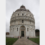 Pisa, grte Taufkapelle der christlichen Welt. Es ist Johannes dem Tufer geweiht, der als drei Meter hohe Bronzestatue auf der Kuppel des Gebudes steht.