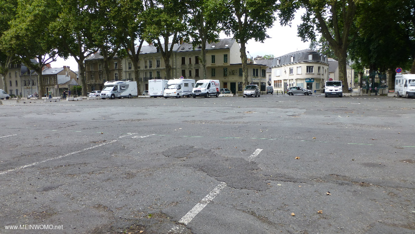 Groer Parkplatz mit Stellpltzen fr Wohnmobile