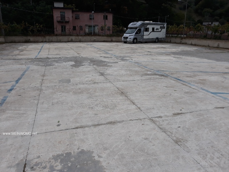 Parkeerplaats op een betonnen parkeerplaats