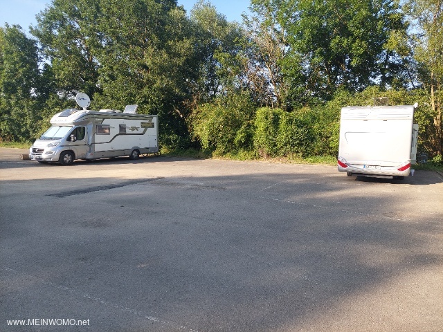 Asphaltierten Platz an der Tauber, neben Skaterpark. 