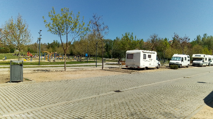  intilliggande park med lekplats