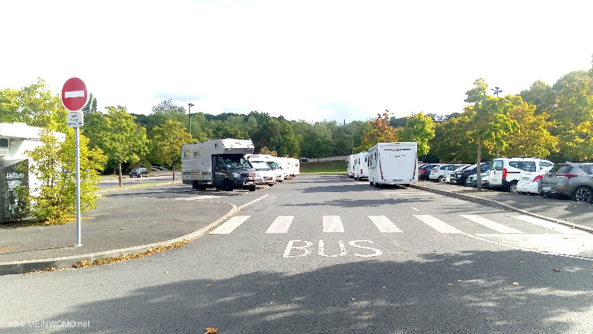  Shows the area for motorhomes that is clearly separated from the rest of the parking lot