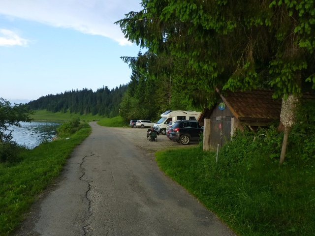 Blick auf den Parkplatz direkt am See