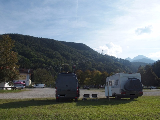 Stellplatz am Parkplatz der Hochfelln-Seilbahn; im Hintergrund Seilbahn und Gipfel des Hochfelln