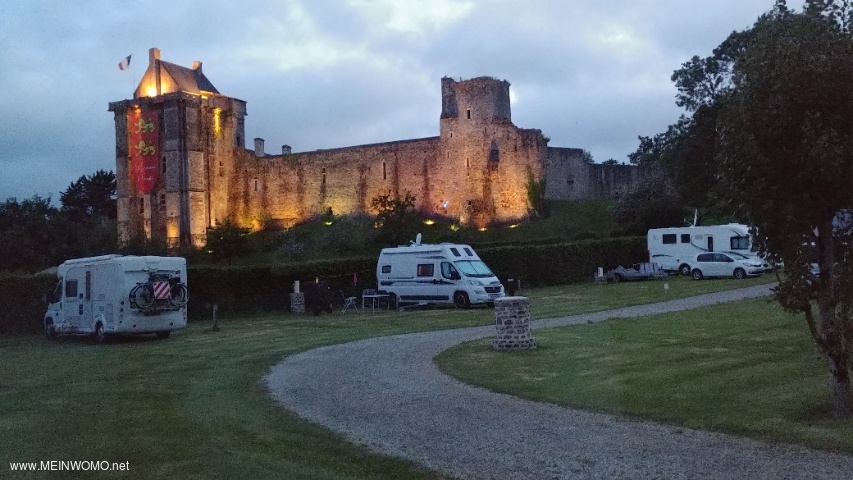  Atmosfera serale al campeggio con il castello illuminato sullo sfondo