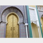 Detail einer Eingangstr mit reichhaltigen Mosaiks aus Fliesen