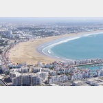 Blick vom Aussichtsberg auf Stadt Agadir, Strand und Hafen