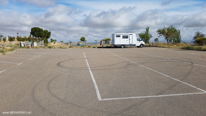  The parking lot at the lookout.
