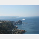 Das Kastell von Scilla am Ende der Meerenge von Messina. Im Hintergrund Sizilien.