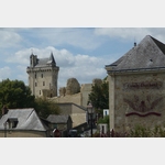 Die Burg von Chinon am Ufer der Vienne.Mit dem Aufzug kann man bequem das Zentrum erreichen
