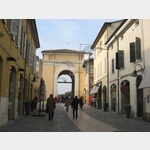 Porta Adriana am Ende der Einkaufsstrasse Via Cavour