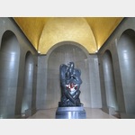 Die Njegos-Statue mit dem Adler , dem Symbol der Freiheit, aus schwarzem Granit 