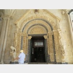 Das romanische Portal der Kathedrale St. Laurentius (Sveti Lovro)