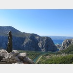 Statue der Mile Gojsalica mit Blick auf Omis und die Schlucht der Cetina