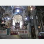 Der dreischiffige Innenraum der Kathedrale Sveti Jakov