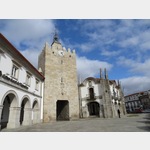 Der Hauptplatz Praca Conselheiro Silva Torres mit dem Uhrturm und der Igreja da Misericordia