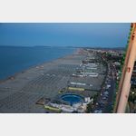 Blick vom Riesenrad auf den Strand von Rimini