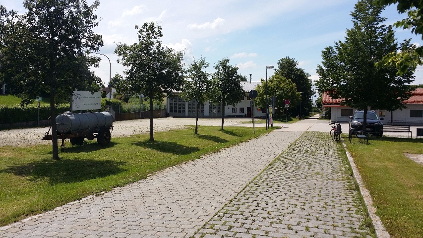 Parkplatz, Radweg und Feuerwehrhaus