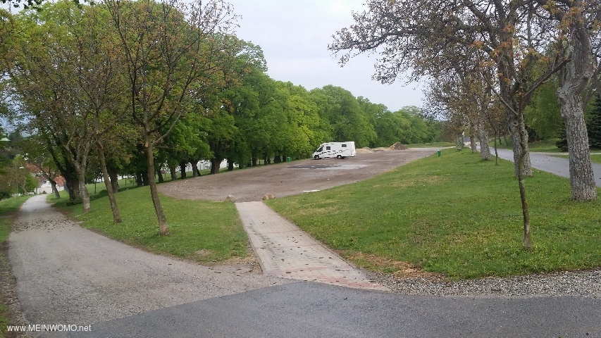 Parkplatz von der Friedhofskapelle aus - April 2017