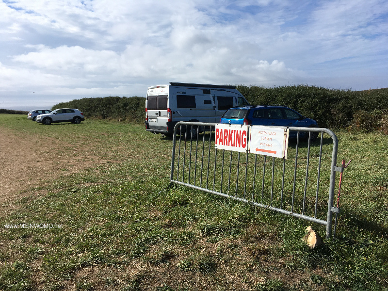 Parkeerplaats met toegangspoort