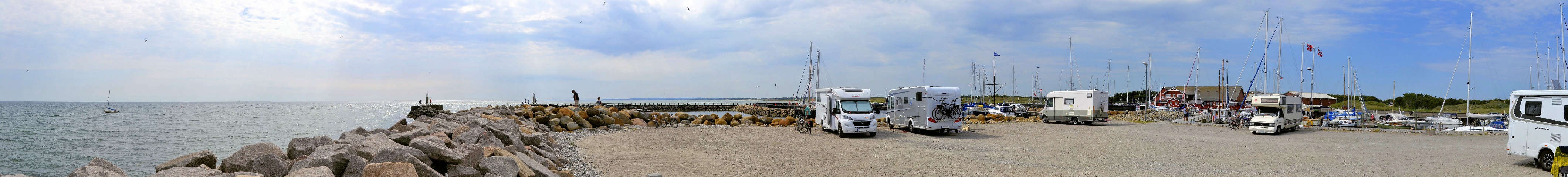 Rundblick auf dem Stellplatz an der Hafenmole des Sportboot und Fischereihafen Albaek 